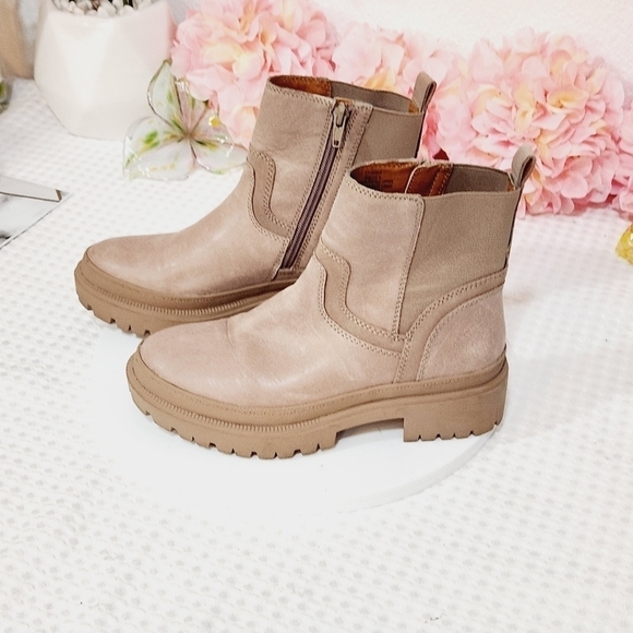 LUCKY Brand Eabile Chelsie Lug Sole Booties Size 6M - Picture 3 of 11